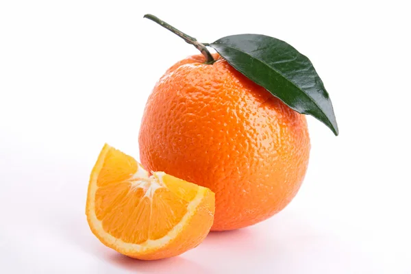 Rijp oranje geïsoleerd op witte achtergrond — Stockfoto