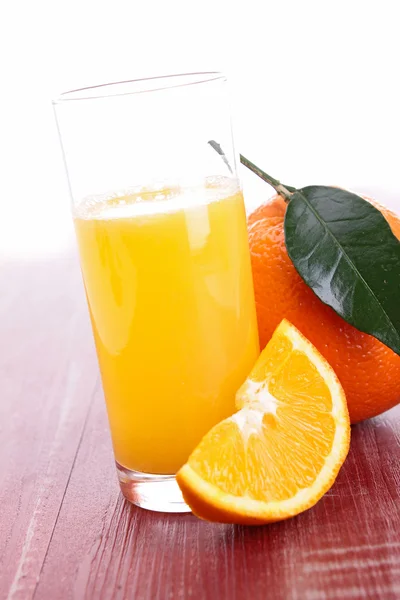 Sklenice čerstvého pomerančového džusu — Stock fotografie