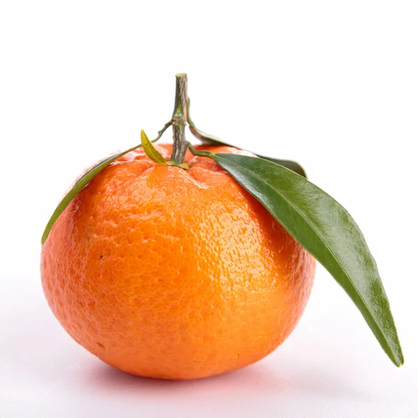 Rijpe zoete tangerine geïsoleerd op wit — Stockfoto