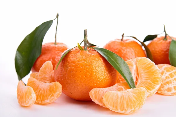 Rijpe zoete tangerine geïsoleerd op wit — Stockfoto