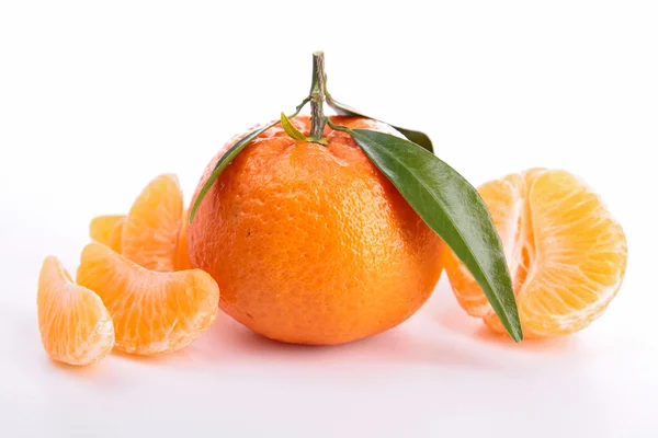 Rijpe zoete tangerine geïsoleerd op wit — Stockfoto