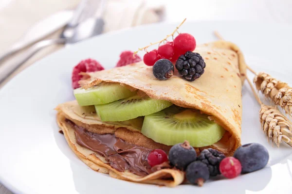 Crepe with fruit and chocolate — Stock Photo, Image