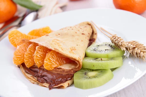 Crepe with fruit and chocolate — Stock Photo, Image