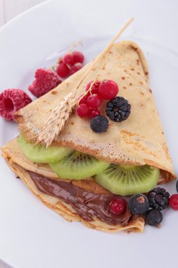 Krep meyve ve çikolata ile