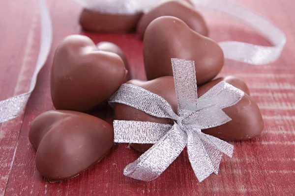 Cioccolato a forma di cuore isolato su bianco — Foto Stock