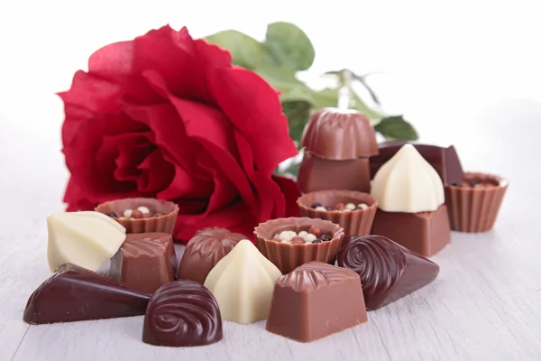 Çikolata ve kırmızı gül — Stok fotoğraf