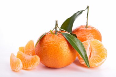 izole clementine ve yaprak beyaz