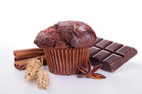 Muffin al cioccolato e ingrediente su bianco — Foto Stock