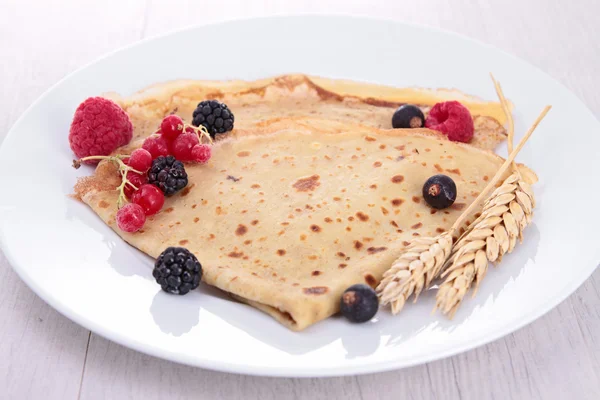 Crepe with fruits — Stock Photo, Image