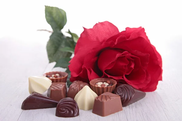Sortiment aus Schokolade und roter Rose — Stockfoto