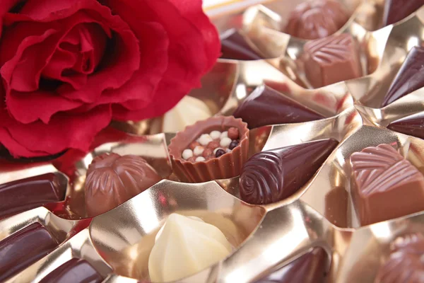 各种各样的巧克力和红玫瑰 — 图库照片