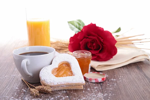 Печенье в форме сердца и кофе — стоковое фото