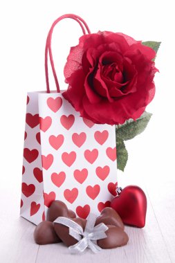 Kalp şekli çikolata ve hediye