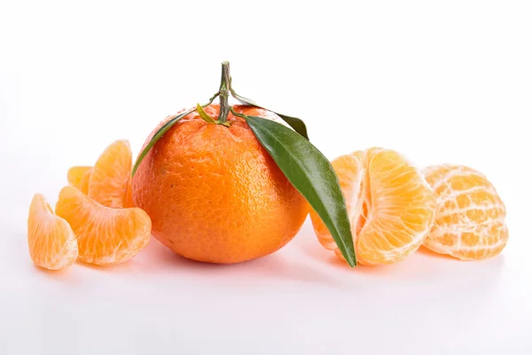Geïsoleerde clementine — Stockfoto