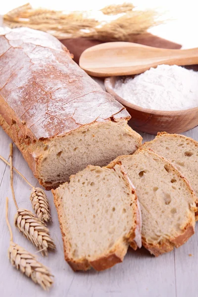 Bread and wheat — Stock Photo, Image