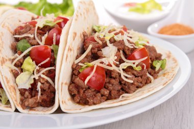 sığır eti tacos salata ve domates ile