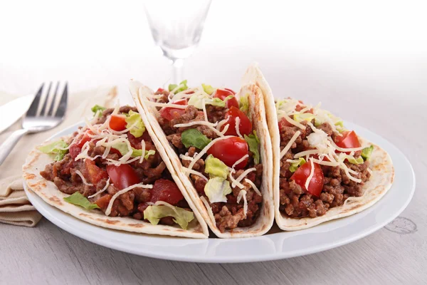Tacos de res con ensalada y tomate —  Fotos de Stock