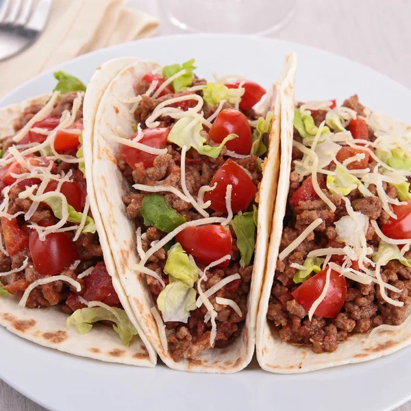 Tacos de carne com salada e tomate — Fotografia de Stock