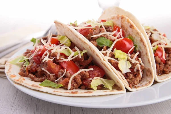 Tacos de carne com salada e tomate — Fotografia de Stock
