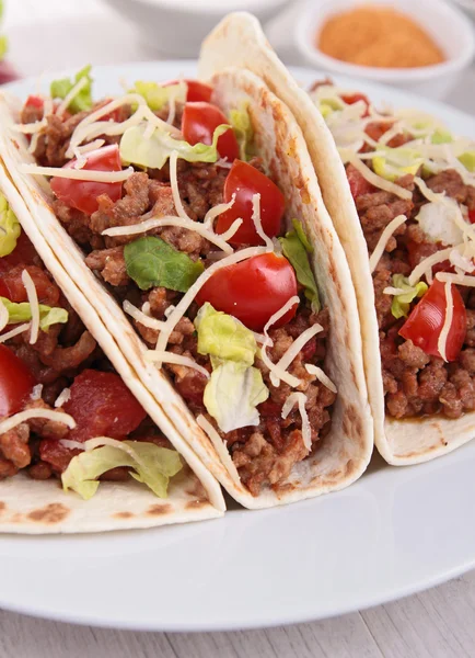 Hovězí tacos se salátem a rajčaty — Stock fotografie