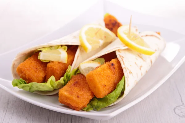 Fajitas with fishsticks and salad — Stock Photo, Image