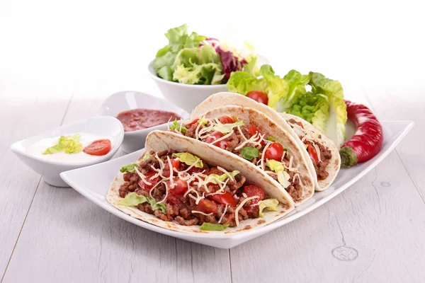 Tacos com carne de bovino e tomate — Fotografia de Stock