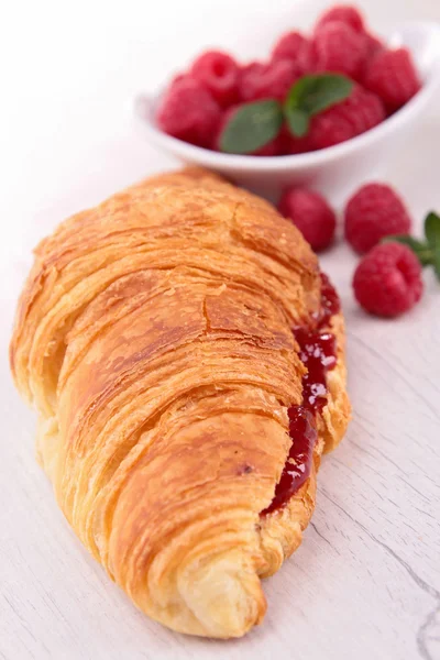 Croissant och hallonsylt — Stockfoto