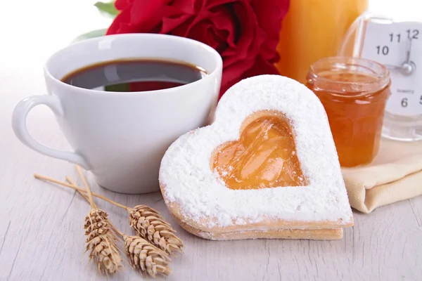 Biscoito em forma de café e coração — Fotografia de Stock