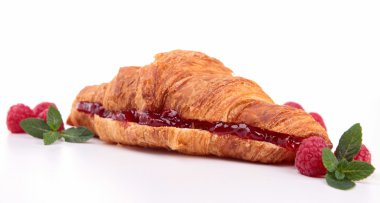 Ahududu ile izole kruvasan