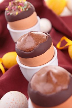 yumurtalık içinde çikolata mousse