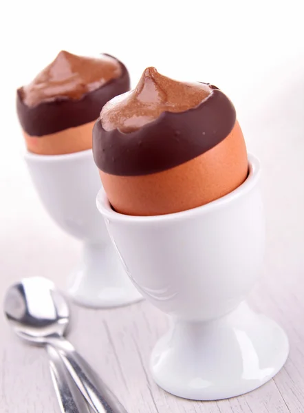 Chocolade mousse in egg cup — Stockfoto