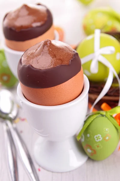 Mousse de chocolate en taza de huevo — Foto de Stock