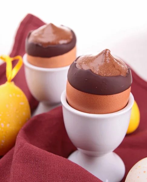 Mousse au chocolat dans une tasse à œufs — Photo