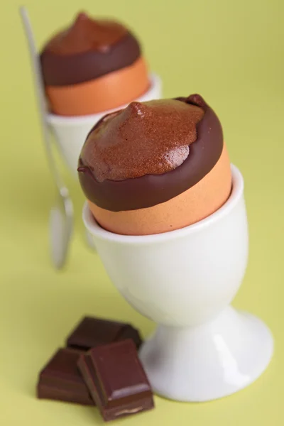 달걀 컵에 초콜릿 무스 — 스톡 사진