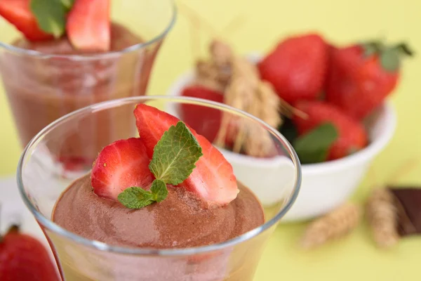 Chocolademousse met aardbeien — Stockfoto