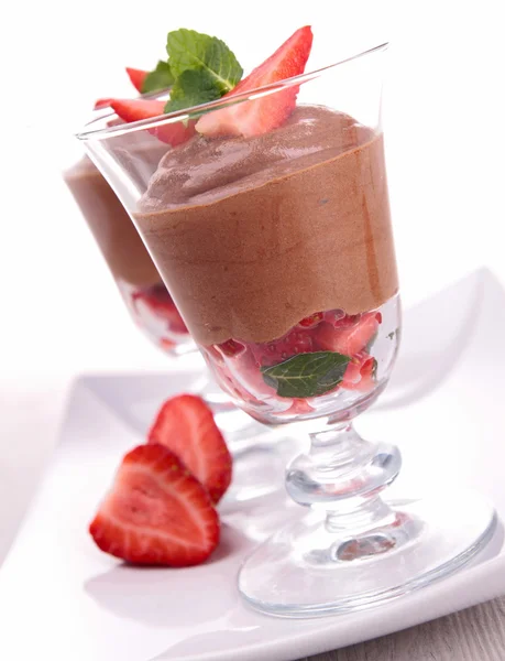 Choklad mousse med jordgubbar — Stockfoto