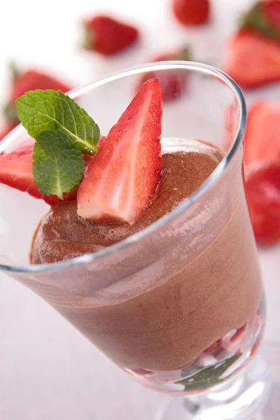 Mousse de chocolate com morangos — Fotografia de Stock