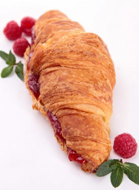 çilek ile izole kruvasan
