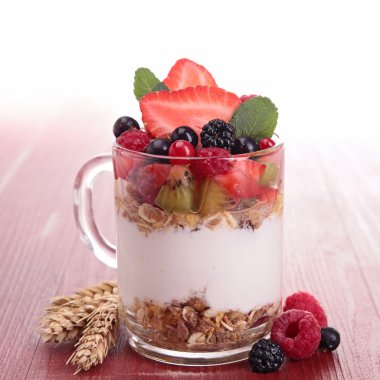 yoğurt, tahıl ve meyve