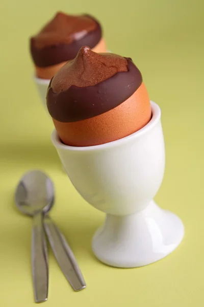 달걀 컵에 초콜릿 무스 — 스톡 사진