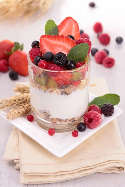 Yoghurt, cereals and fruits — Stock Photo, Image