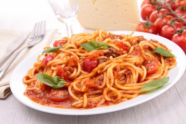 Bolonez soslu spagetti ve fesleğen.