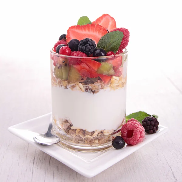 Yoghurt, flingor och frukt — Stockfoto
