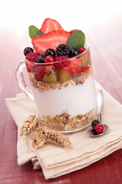 Joghurt, Müsli und Früchte — Stockfoto