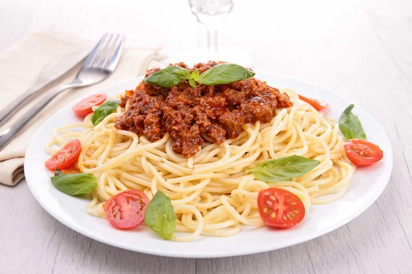 Espaguete com molho de bolonhesa e manjericão — Fotografia de Stock