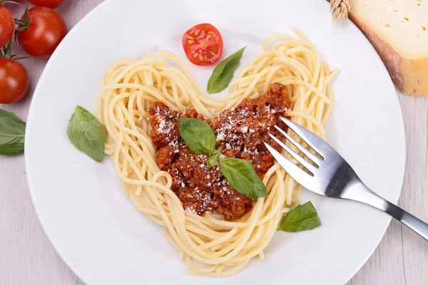 Spaghetti z sosem bolońskim i bazylią — Zdjęcie stockowe