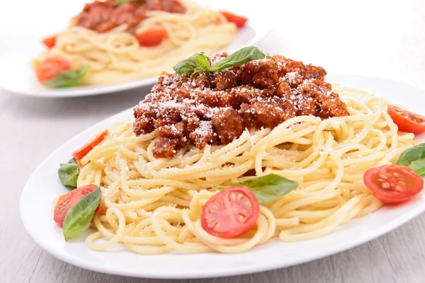 Espaguete com molho de bolonhesa e manjericão — Fotografia de Stock