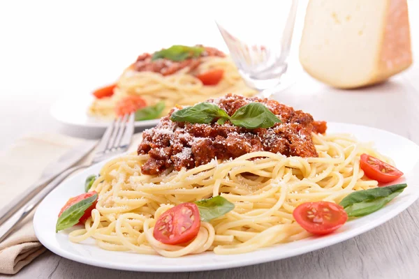 Bolonez soslu spagetti ve fesleğen. — Stok fotoğraf