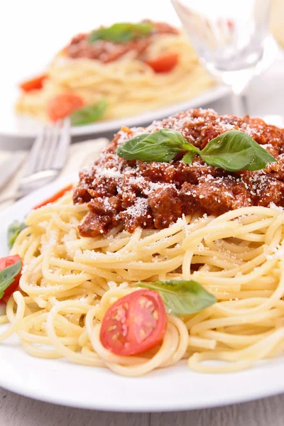 Спагетті з болгарським соусом і базиліком — стокове фото