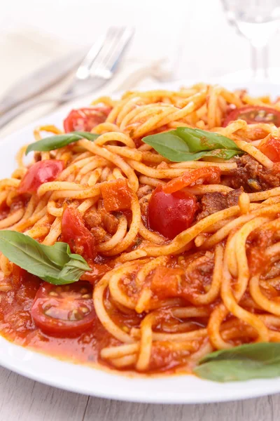 Spaghetti con salsa bolognese e basilico — Foto Stock